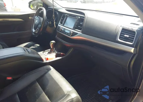 2019 Toyota Highlander Xle z USA, uszkodzony, nr VIN 5TDKZRFH5KS561925